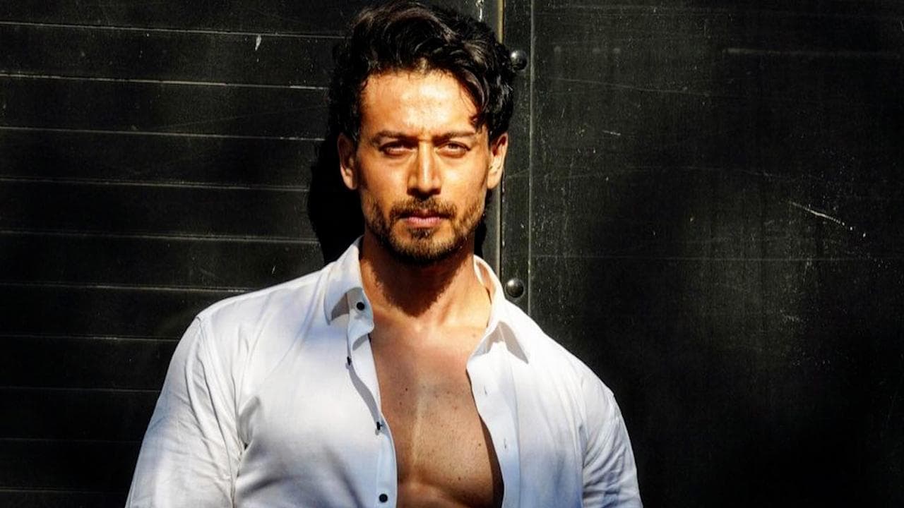 Tiger Shroff ने फैंस को दिया फिटनेस गोल, उठाया 220 किलो का भार