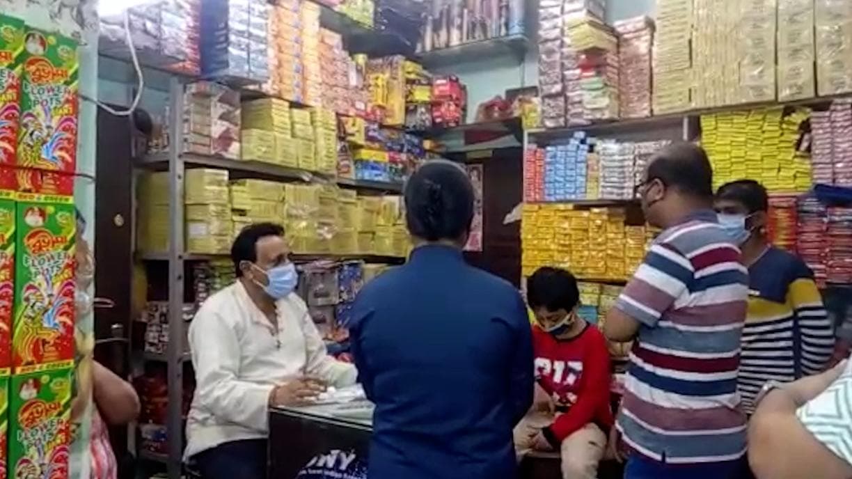 Fire Cracker: পরিবেশবান্ধব বাজিতে সম্মতি আদালতের, রায় শুনেই খুলল জলাপাইগুড়ির বাজির দোকান