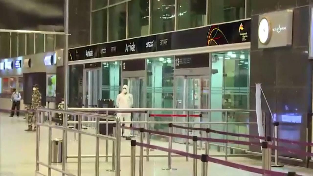 Omicron variant: साउथ अफ्रीका से बेंगलुरु आए 2 लोग कोरोना पॉजिटिव, मचा हड़कंप 