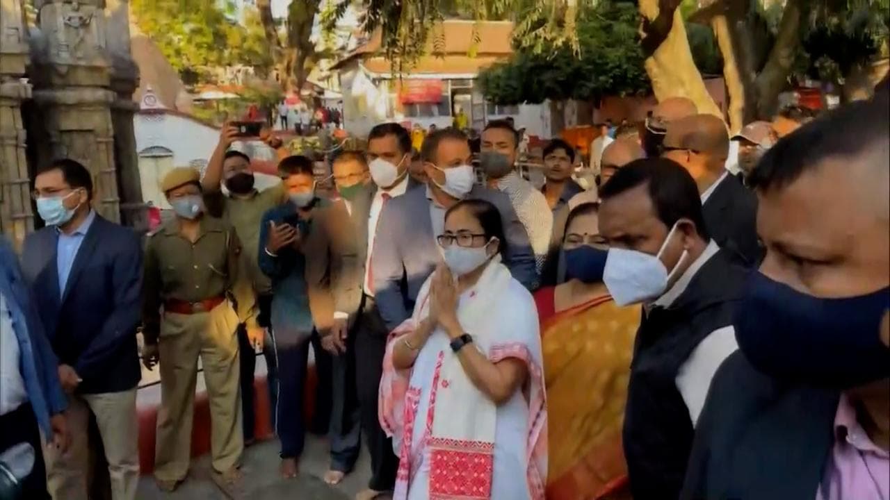 Mamata Banerjee : কলকাতা পুরভোটে বিপুল জয়, কামাক্ষ্যা মন্দিরে পুজো দিলেন মমতা