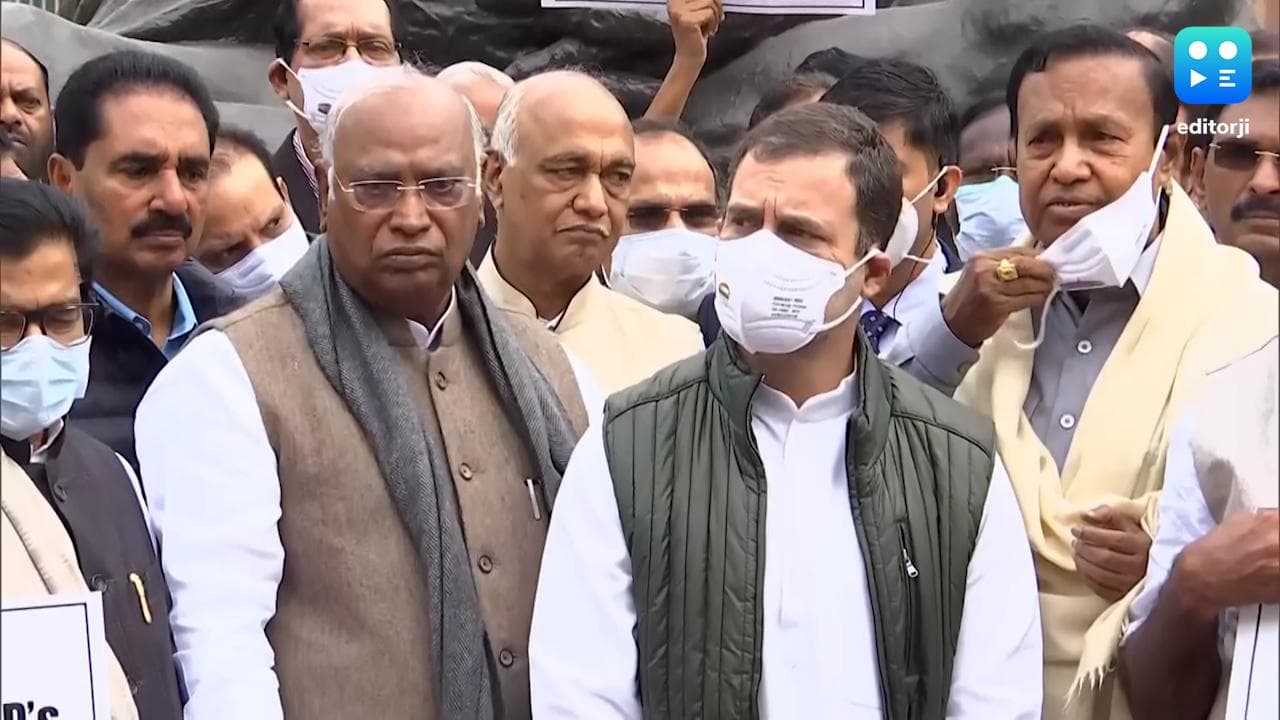 Winter Session: संसद परिसर में ही धरने पर बैठे 12 निलंबित सांसद, वेंकैया बोले- पहले माफी मांगें