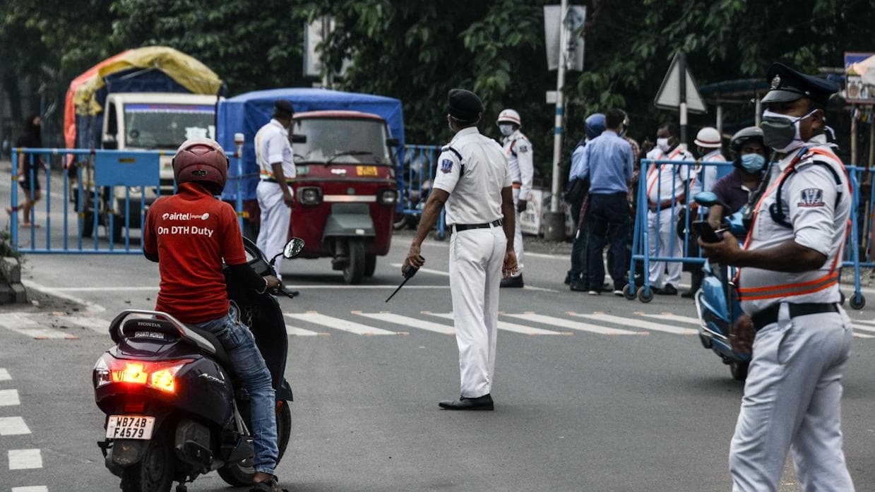 Covid-19: সোমবার থেকে বন্ধ স্কুল-কলেজ, ৫০ শতাংশ কর্মী নিয়ে সরকারি-বেসরকারি চলবে দফতর