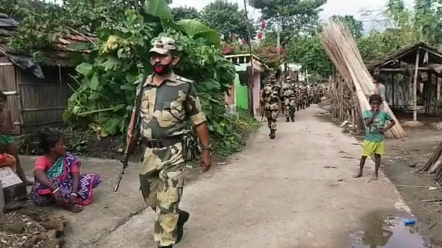 Central Force route march: শান্তিপুরের 'স্পর্শকাতর' এলাকায় সকাল থেকে চলল বাহিনীর রুটমার্চ 