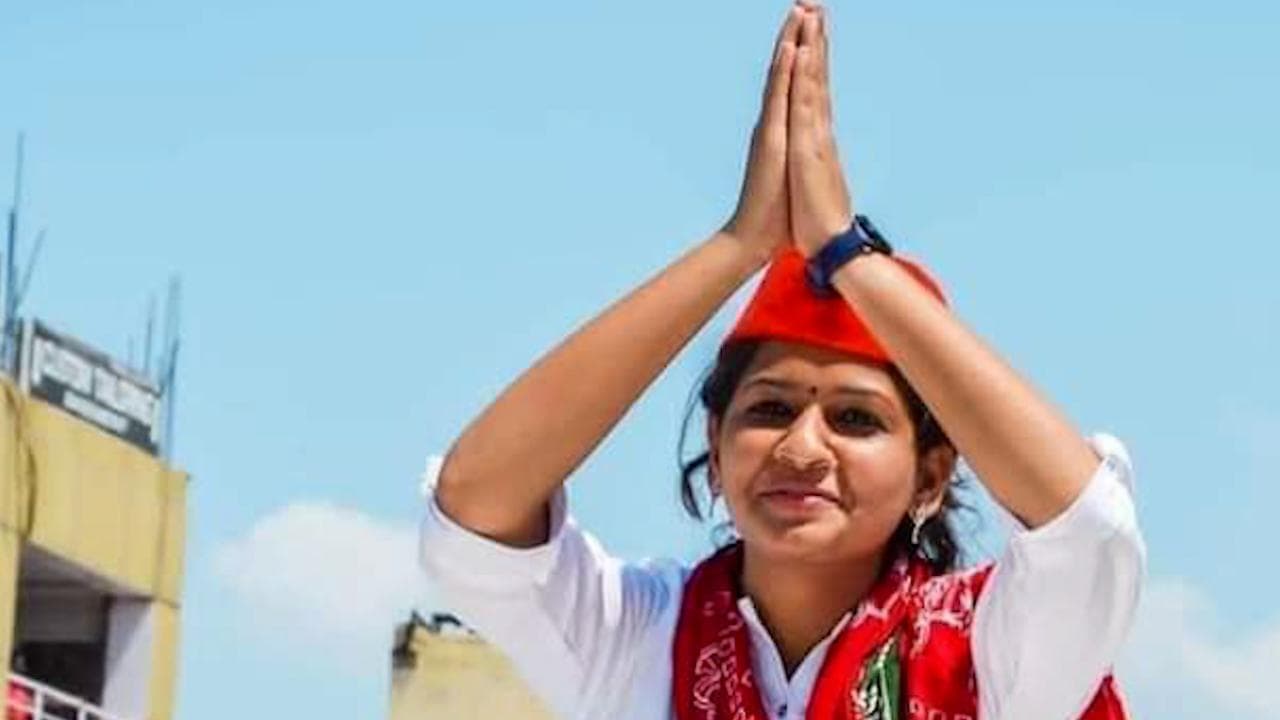 UP Election 2022: Girl who waved black flag at CM Yogi gets SP ticket