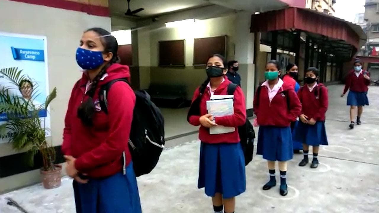 School reopens in Bengal: দীর্ঘ ২২ মাস পর খুলে গেল স্কুলের দরজা, চেনা গন্ডিতে ফিরে খুশি রাজ্যের পড়ুয়ারা