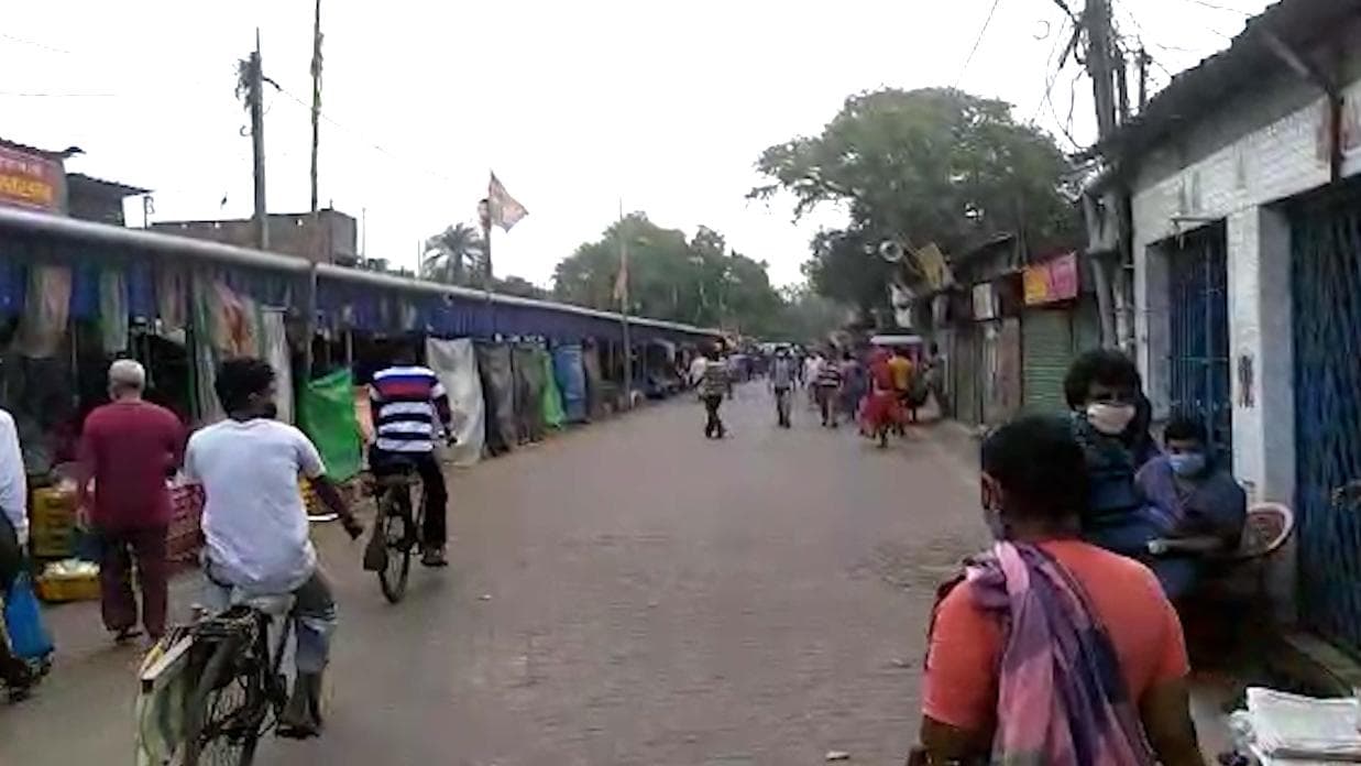 First day of Sonarpur lockdown: কার্যত লকডাউনের প্রথমদিনেই রাস্তাঘাটের শুনশান ছবি সোনারপুরে