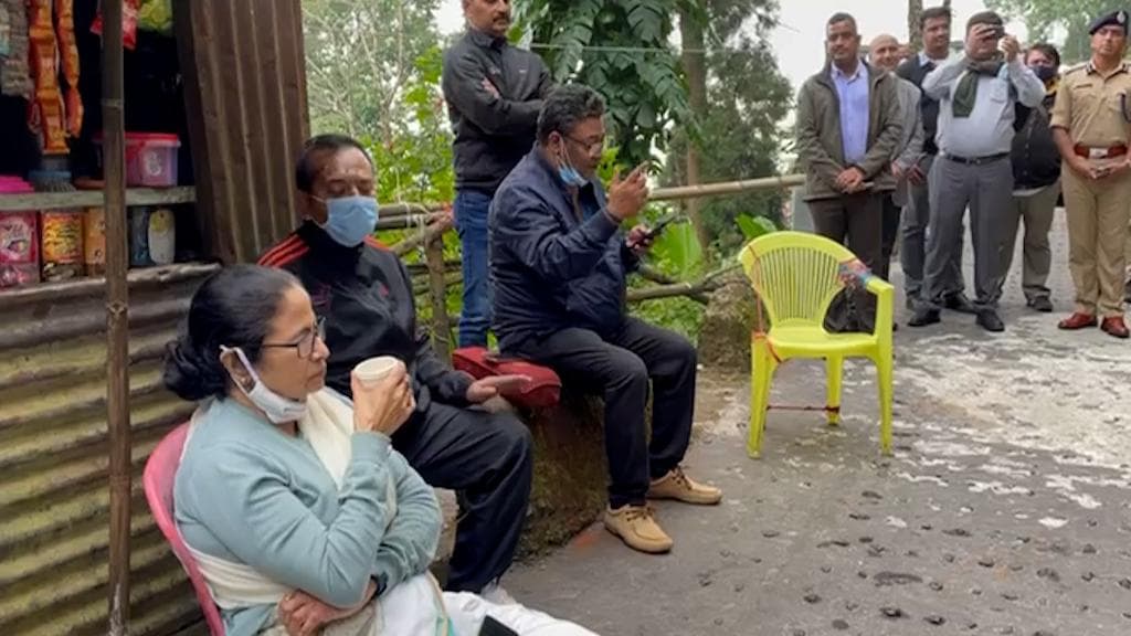 Mamata in Kurseong: পাহাড়ে একবারে অন্য মুডে মুখ্যমন্ত্রী, গানে-গল্পে জমজমাট পাহাড়ি রাস্তার চায়ের আড্ডা