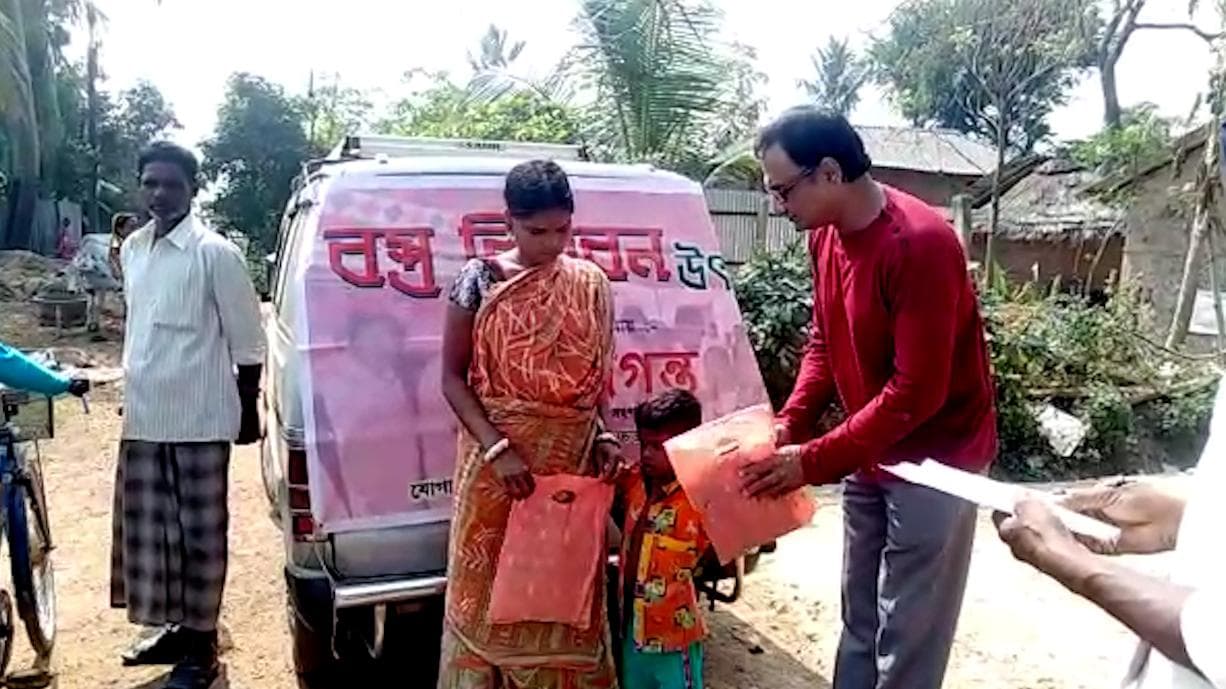 Bankura Nabadiganta: ভাইফোঁটার দিন ইন্দাসের গ্রামে গ্রামে ঘুরে বস্ত্রদান এক স্বেচ্ছাসেবী সংগঠনের