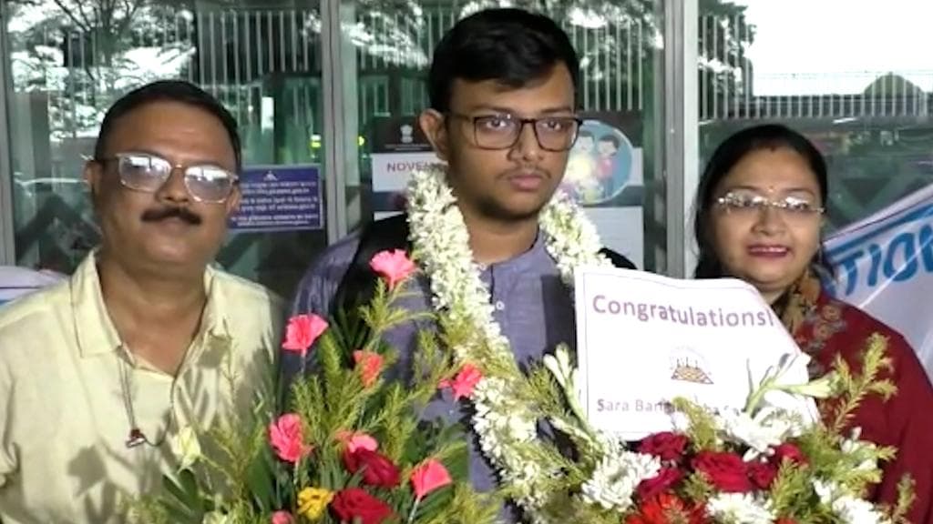 Grandmaster Mitrava Guha: গ্র্যান্ডমাস্টার হয়ে ঘরে ফিরলেন মিত্রাভ, ধন্যবাদ জানালেন বাবা-মাকে