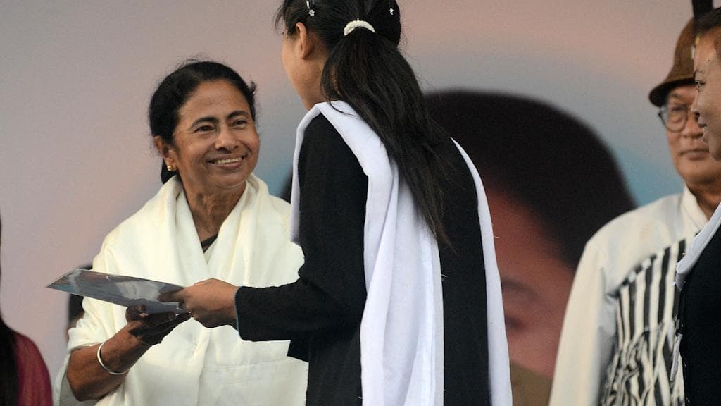 West Bengal: মাসে মাসে পড়ুয়াদের টাকা দেবে সরকার, কিন্তু আবেদন করবেন কীভাবে?