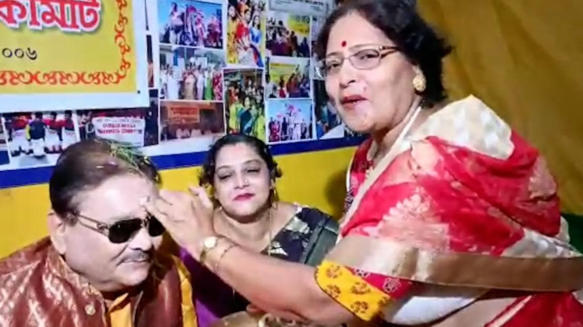 Bhaifota 2021 : সোনাগাছিতে ভাইফোঁটার উৎসবে সামিল মদন মিত্র, ফোটা নিলেন দেবাশিস কুমারও