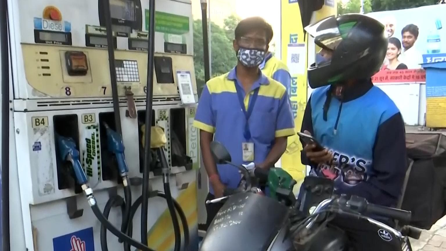 Fuel Price: পরপর সাতদিন বাড়ল জ্বালানির দাম, ষষ্ঠীতে কলকাতায় পেট্রল লিটার প্রতি ১০৫ টাক