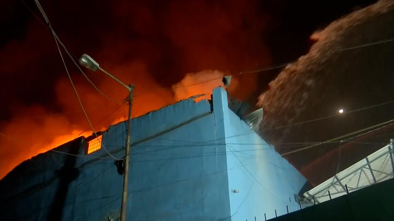 Fire at Tangra: রাত গড়িয়ে সকাল, এখনও ধিকধিক করে জ্বলছে ট্যাংরার আগুন, লড়ছে দমকলের ১৫ ইঞ্জিন