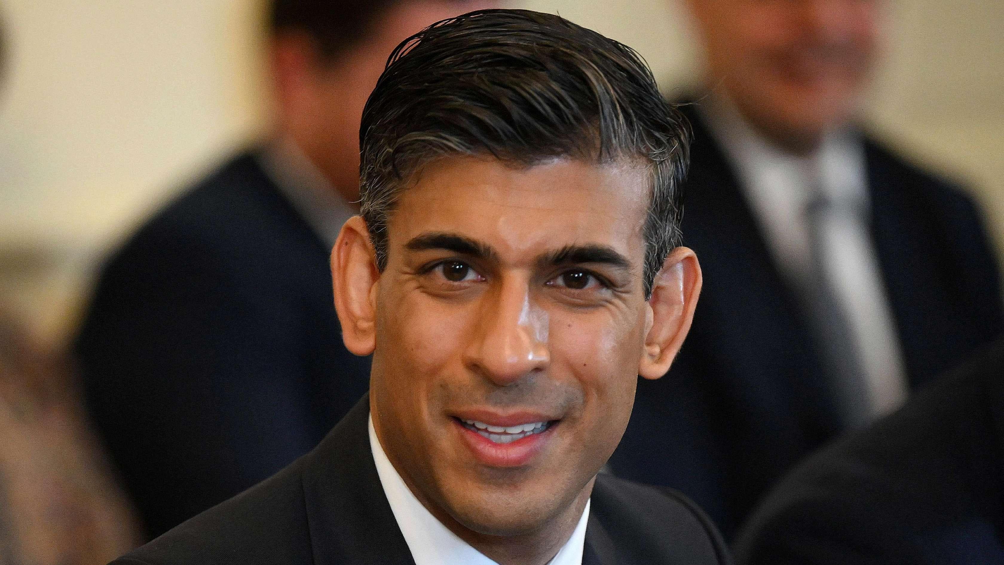Rishi Sunak announces bid to become next UK PM
