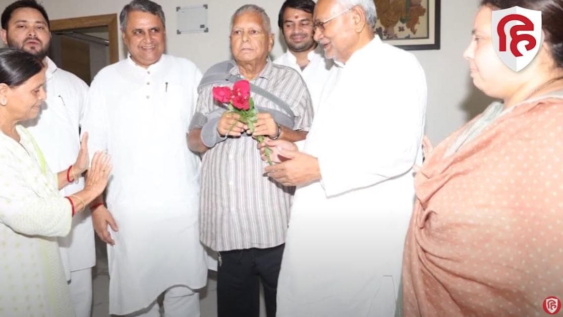 Nitish Kumar Meets Lalu Yadav: लालू यादव से मिले सीएम नीतीश कुमार, गुलाब की भेंट | Tejashwi Yadav