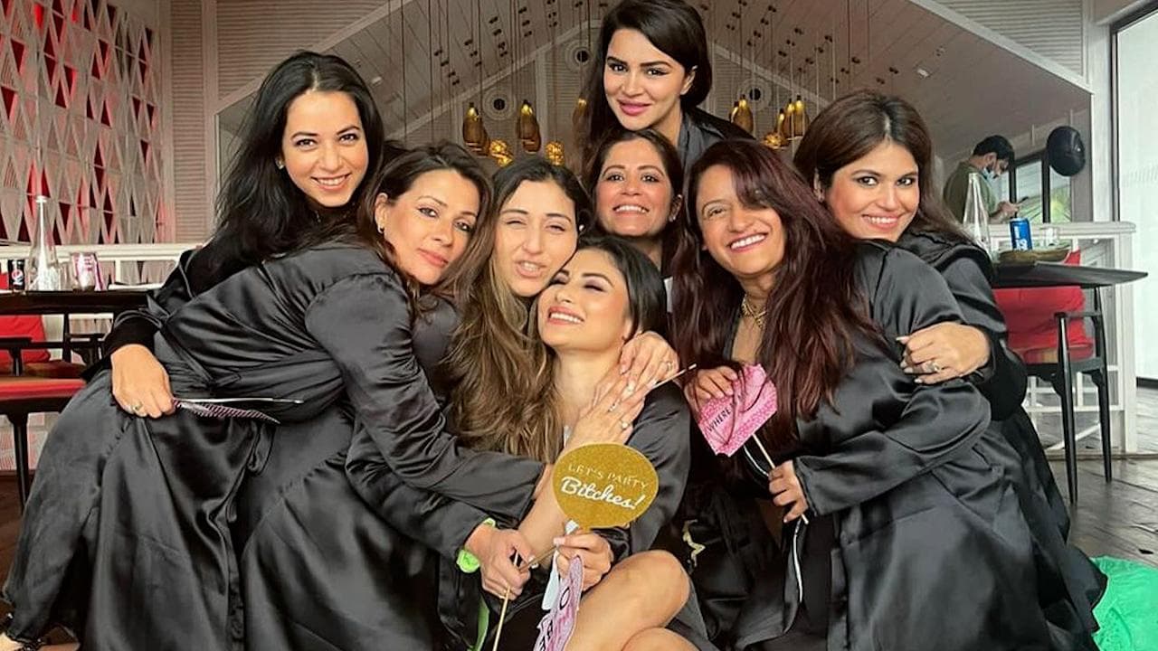 Mouni Roy ने गोवा में की दोस्तों संग पार्टी, फैंस लगा रहे एक्ट्रेस की 'ًBachelorette' पार्टी का अंदाजा