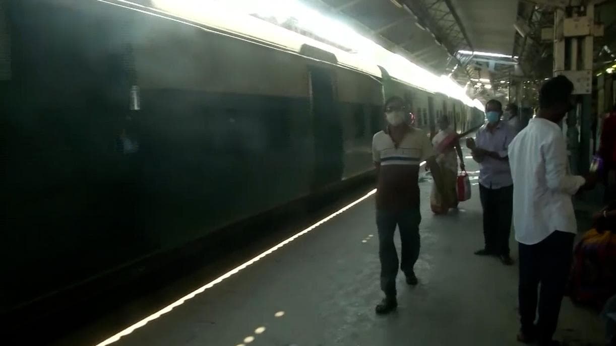 Woman Molestation on Local Train: লোকাল ট্রেনের মহিলা কামরায় শ্লীলতাহানির অভিযোগ, তদন্তে রেল পুলিশ