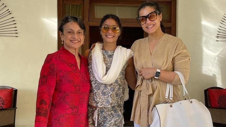 Kajol निकलीं मां तुनजा और बहन तनीषा के साथ हॉलिडे पर, सामने आई तस्वीर