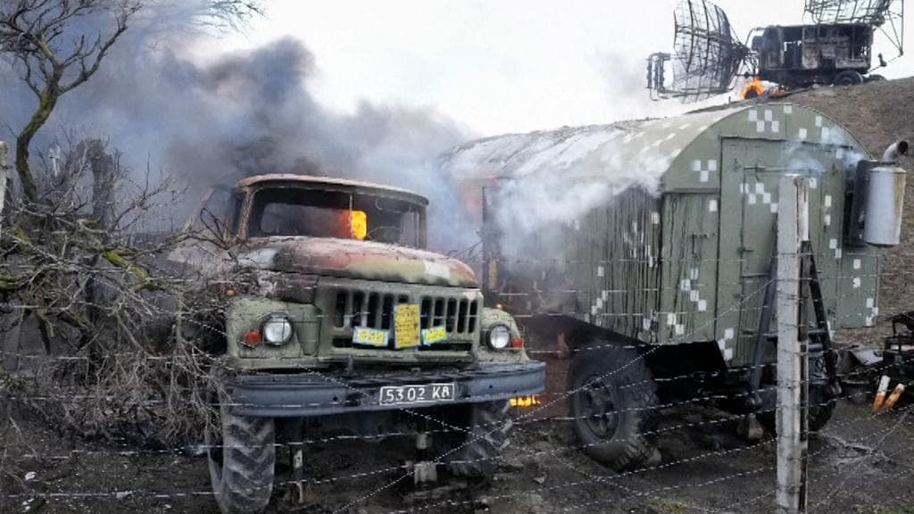 Ukraine Crisis: ইউক্রেন দখলে মরিয়া রাশিয়া, দফায় দফায় বোমাবর্ষণে গুঁড়িয়ে গেল একাধিক বিমানঘাঁটি