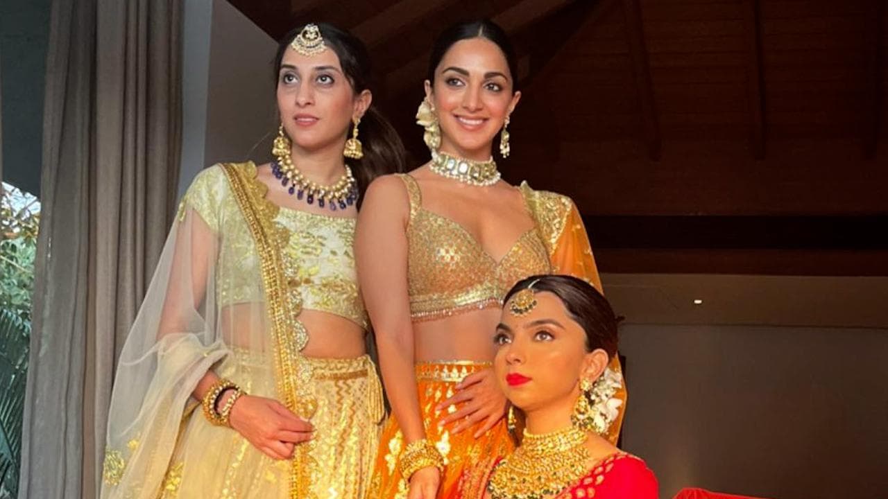 Kiara Advani की बहन की हुई शादी, नजर से बचाने के लिए काला टीका लगाती दिखीं एक्ट्रेस