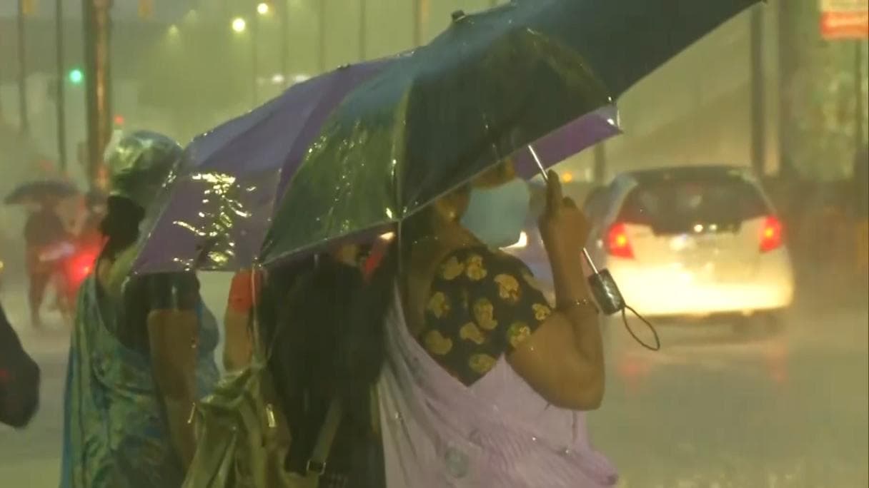 3 dead as heavy rains batter Chennai, red alert issued 