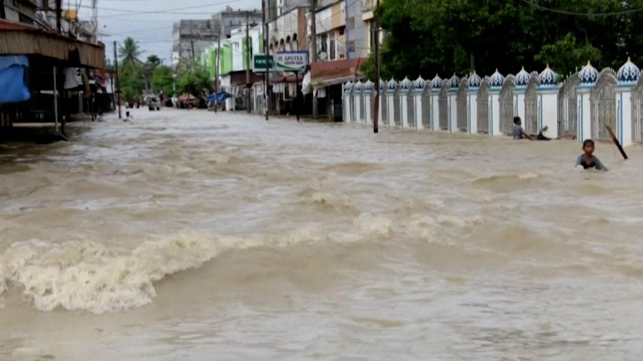 इंडोनेशिया में भारी बारिश और बाढ़ से बदतर हुए हालात, स्थानीय प्रशासन ने 14 दिनों का आपातकाल घोषित किया