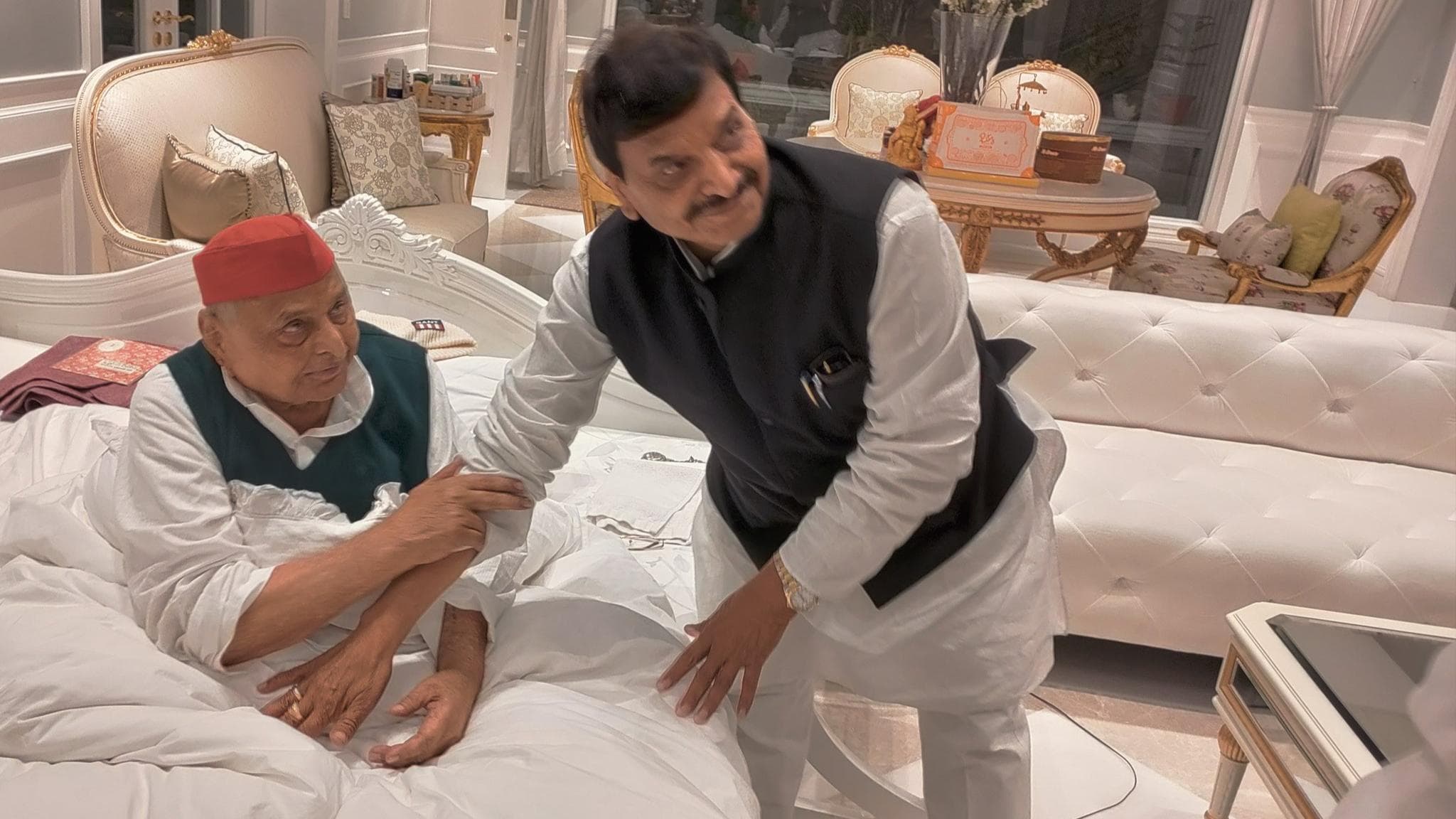 UP Election 2022: शिवपाल ने अखिलेश से मांगी 100 सीटें, मुलायम के पैर छूकर लिया आशीर्वाद