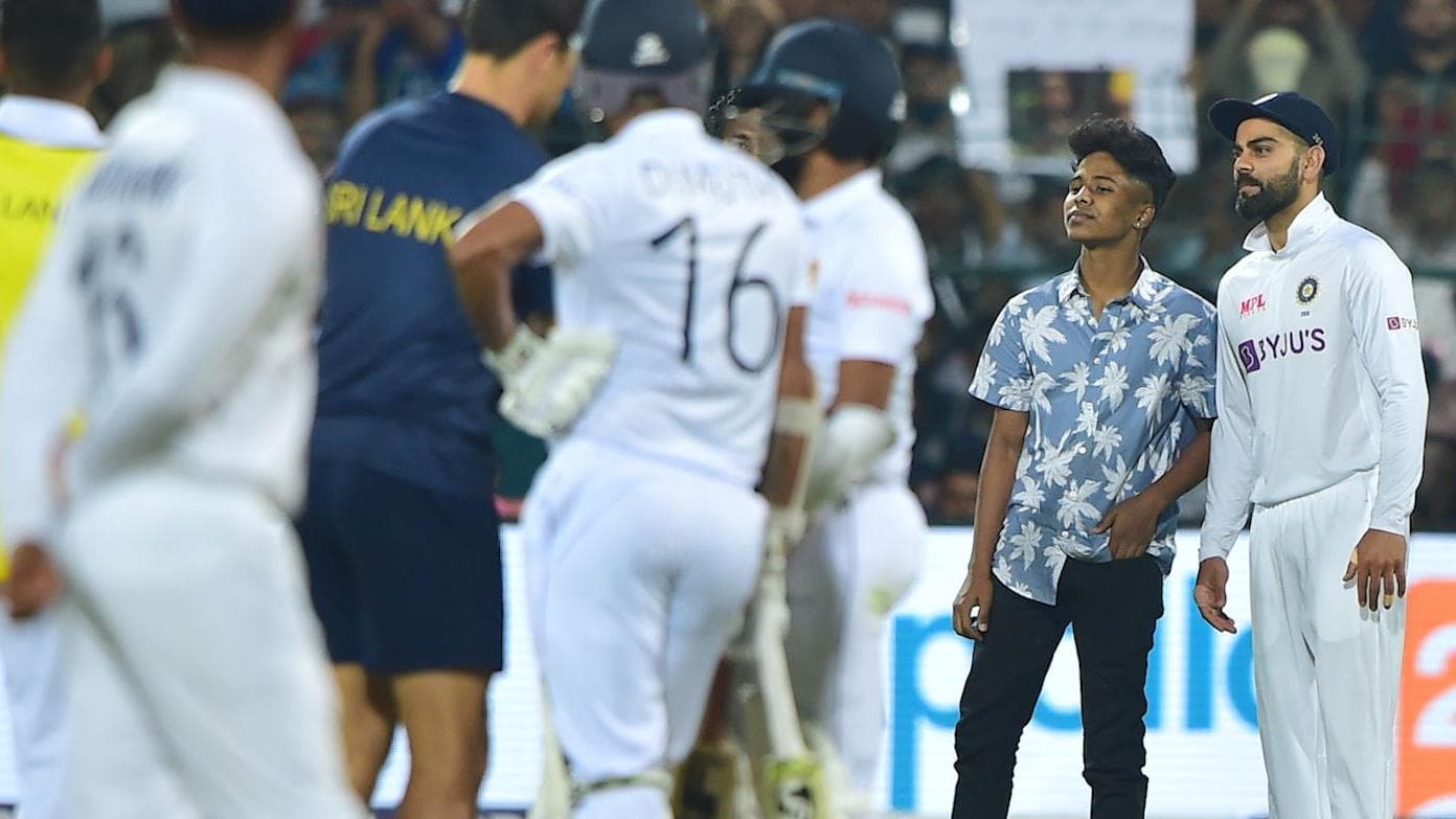 IND vs SL: बायो-बबल नियमों की उड़ी धज्जियां, सेल्फी लेने बीच मैदान पर जा पहुंचे Kohli के तीन जबरा फैन