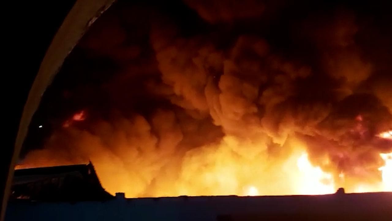 Fire in Kolkata : ট্যাংরায় চামড়ার গুদামে ভয়াবহ আগুন, আহত ২ দমকলকর্মী