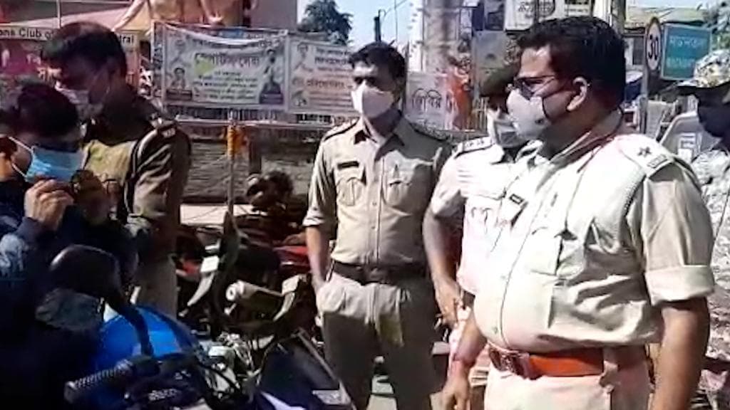 Bankura:  মাস্ক না পরে বেরতেই পুলিশের হাতে আটক! দেখুন ভিডিয়ো