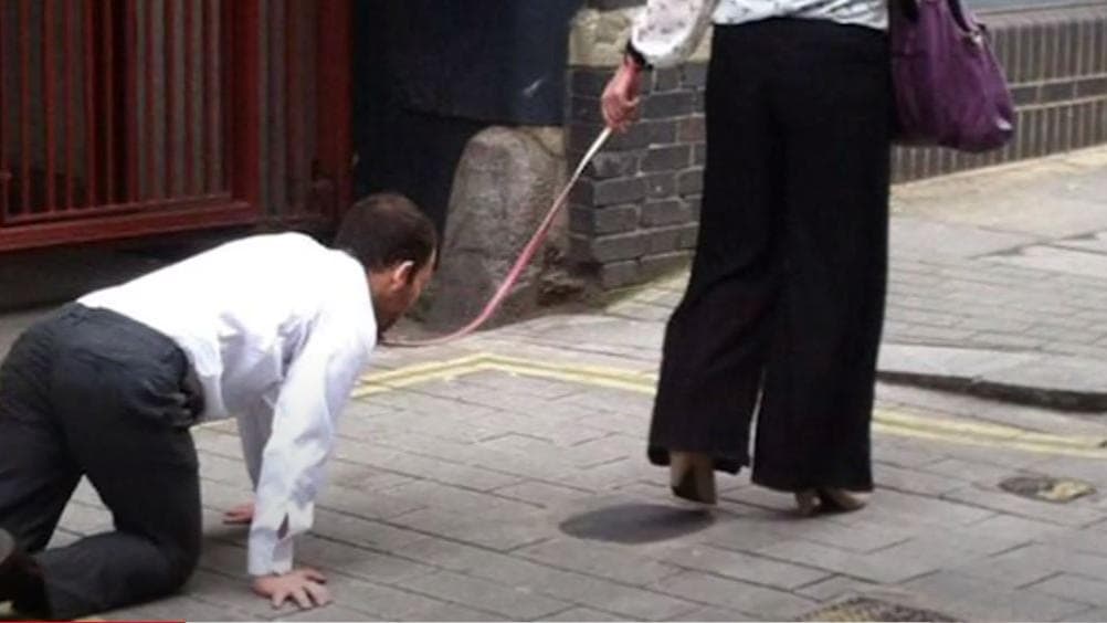 Canada: जब Husband के गले में कुत्ते का पट्टा बांधकर घूमने निकली महिला