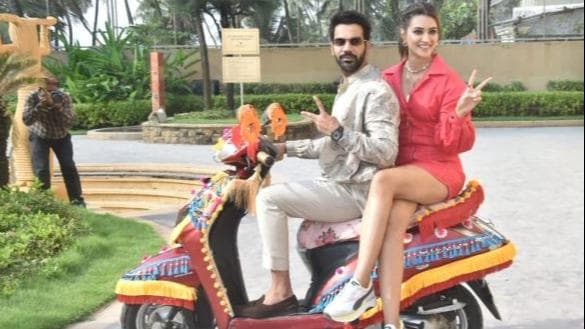 Hum Do Hamare Do: स्कूटी पर प्रमोशन करते दिखे राजकुमार राव और कृति सेनन, देखिए वीडियो 