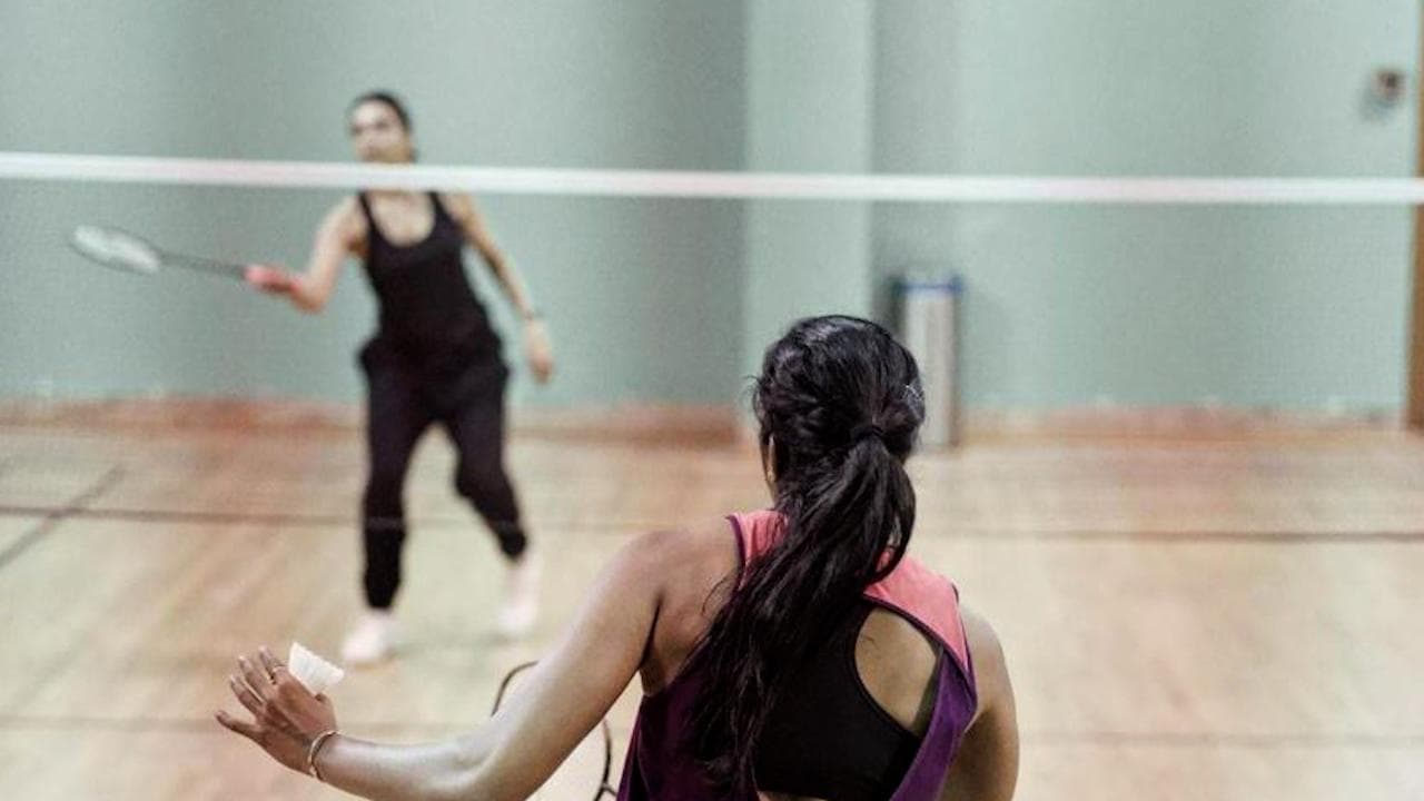 Deepika Padukone vs PV Sindhu: जब एक्ट्रेस और शटलर में हुआ बैडमिंटन मुकाबला, देखें कौन पड़ा भारी...