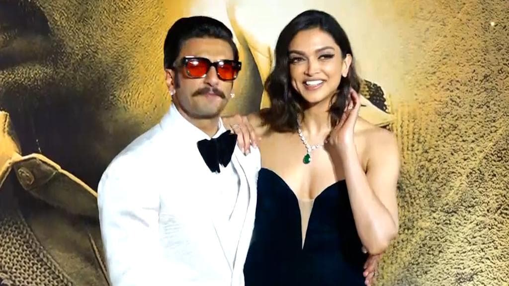 Deepika Padukone: কালো গাউন, সঙ্গে গলায় নেকলেস, চোখ ফেরানো গেল না দীপিকার থেকে