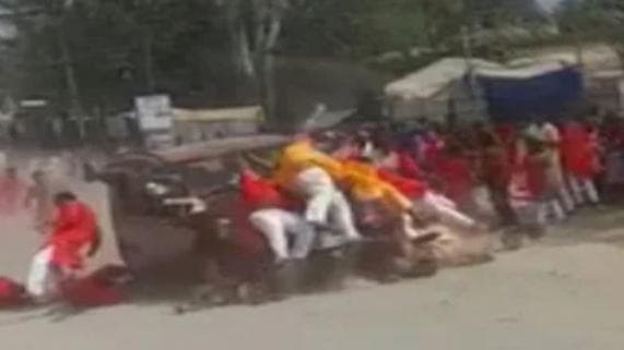 Chhattisgarh के जशपुर में कार सवार ने लोगों पर चढ़ाई कार 1 की मौत 10 से ज्यादा ज़ख्मी