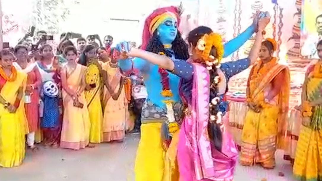 Holi 2022: অভিনব দোল উৎসব বিধাননগরে, জীবন্ত রাধা-কৃষ্ণের মিলনের সাক্ষী এলাকাবাসী