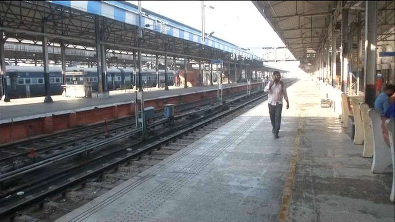 Platform Ticket: করোনা অতিমারীর দাপট কমতেই প্ল্যাটফর্ম টিকিটের দাম কমালো ভারতীয় রেল, কমে কত হল নতুন দাম?