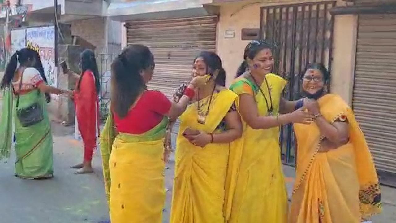 Holi 2022 in Bardhaman : চিরাচরিত প্রথা মেনে দোলের পরের দিন রং খেলায় মাতলেন বর্ধমানবাসী