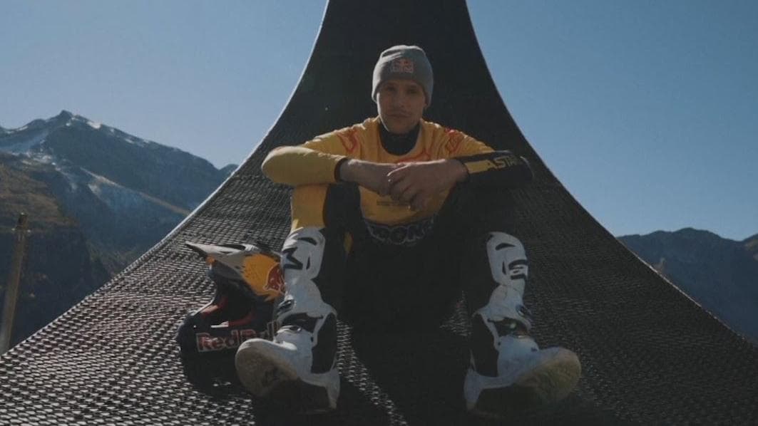 A stunt like never before! French rider jumps off the cliff on a bike