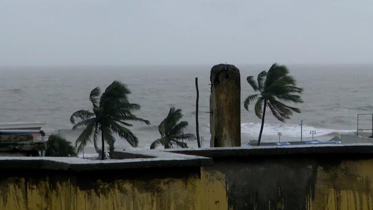 Cyclone Jawad Update :  চোখ রাঙাচ্ছে ঘূর্ণিঝড় জাওয়াদ, ৯৫টি ট্রেন বাতিল করল পূর্ব উপকূল রেলওয়ে