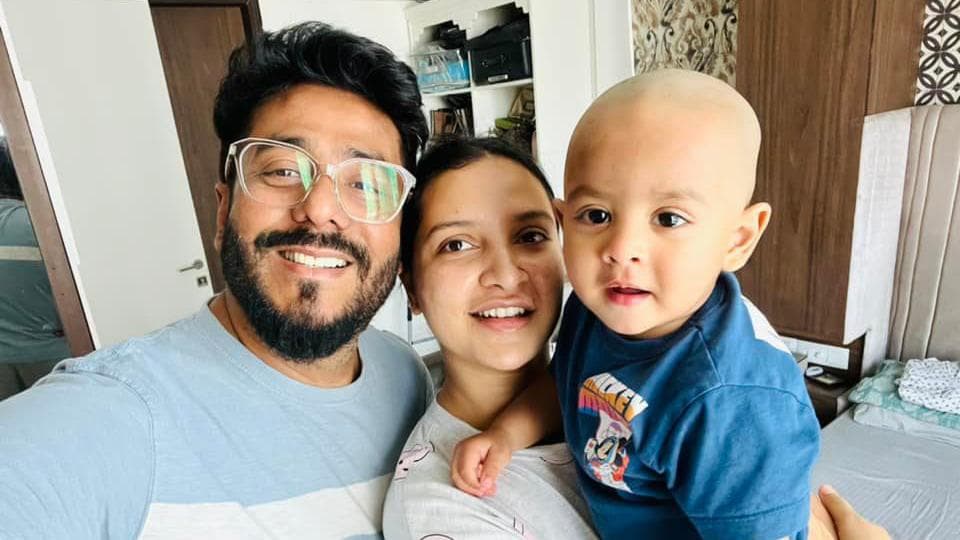 Raj-Subhashree : রাজের ঘরে নতুন সদস্য, শুভশ্রীর কোলে শিশুটিকে চিনতে পারছেন ?