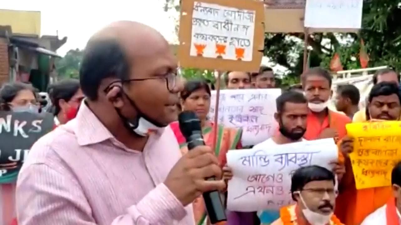 Sayantan Basu: রাজ্য কমিটি থেকে বাদ পড়ার দিনেই সায়ন্তন বসুর বাড়িতে চা-চক্রে হাজির তৃণমূল নেতারা