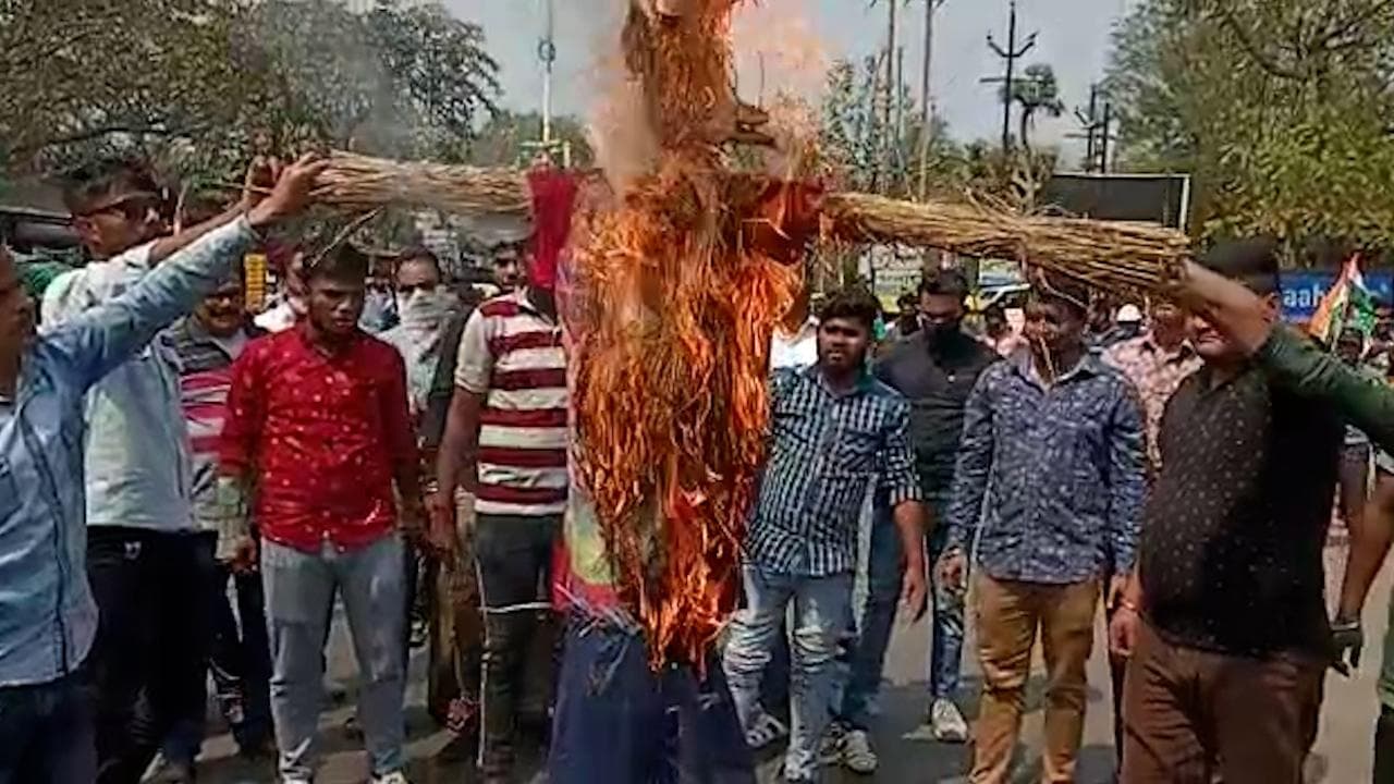 TMC Agitation: বারাণসীতে মুখ্যমন্ত্রীকে হেনস্থা, দুর্গাপুরে পথ অবরোধ করে প্রতিবাদ তৃণমূল সমর্থকদের