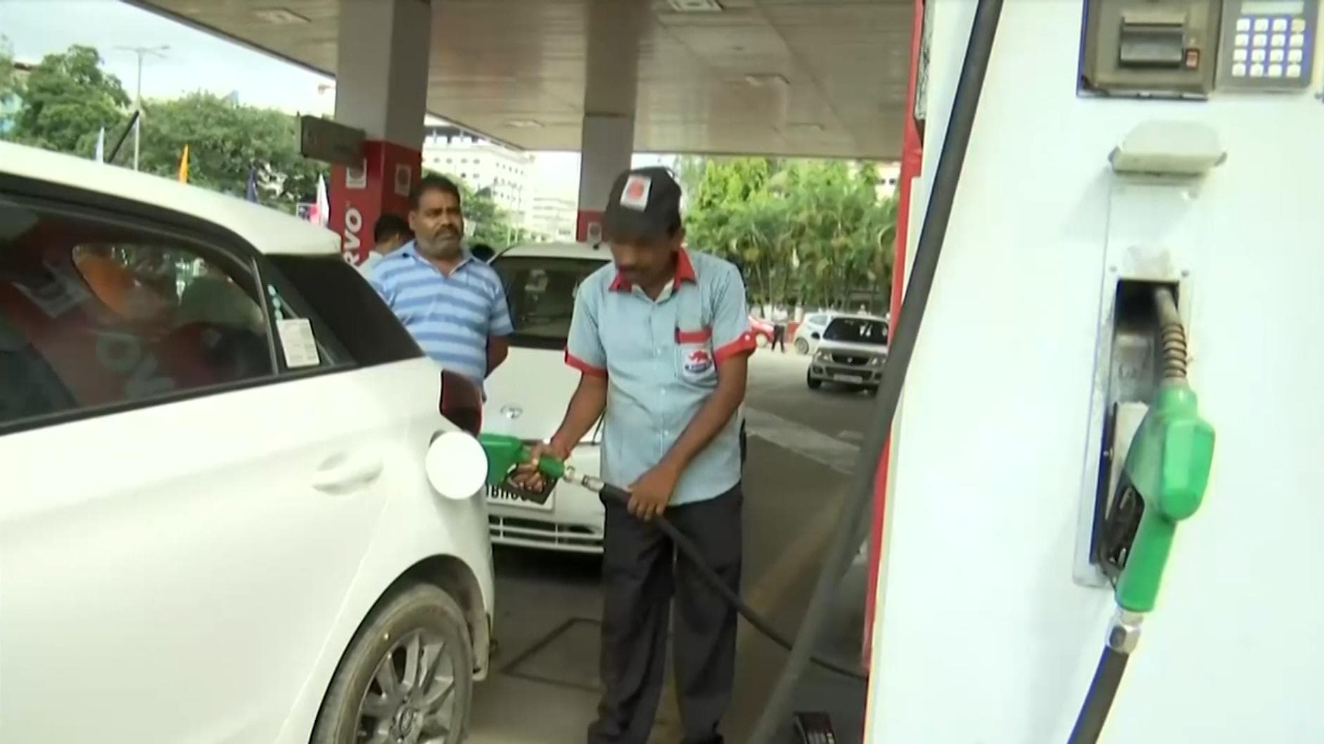 Petrol price in Kolkata: উত্‍সবের মরশুমে ছ্যাঁকা দিচ্ছে পেট্রোপণ্যের দাম, তীব্র সংকটে সাধারণ মানুষ