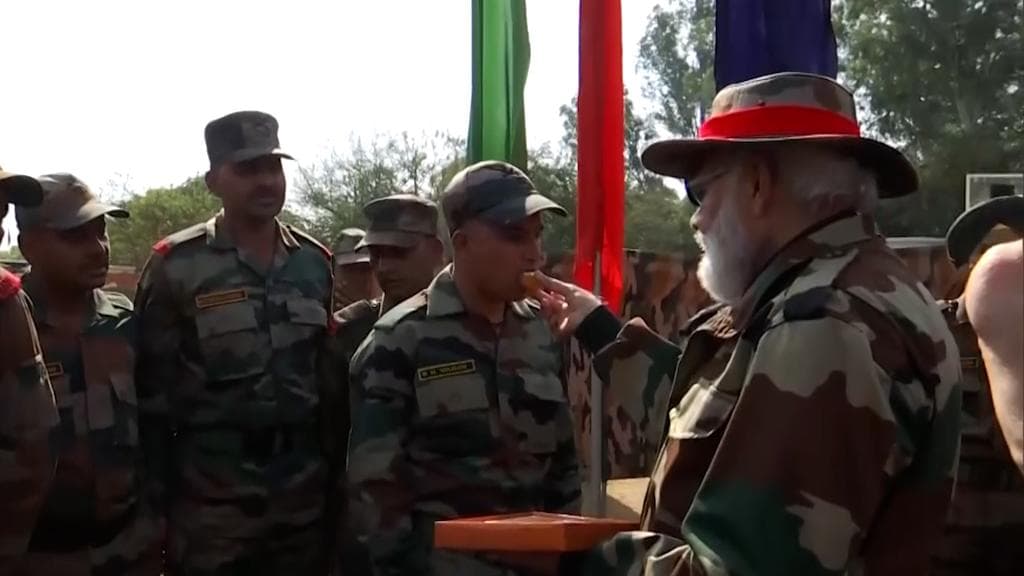 Narendra Modi:  রাজৌরি সেক্টরে সেনাবাহিনীর সঙ্গে দীপাবলি পালন প্রধানমন্ত্রী নরেন্দ্র মোদীর