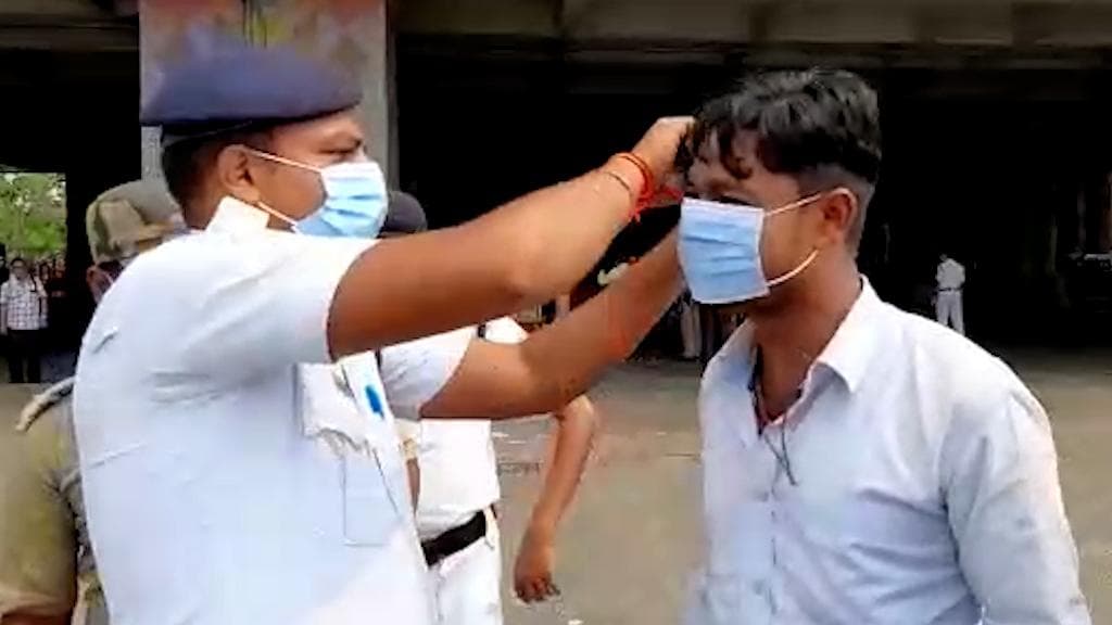 Covid 19: কোভিড নিয়ে সতর্ক করতে পথে নামল বিধাননগর পুলিশ, চলল মাস্ক-স্যানিটাইজার বিতরণ