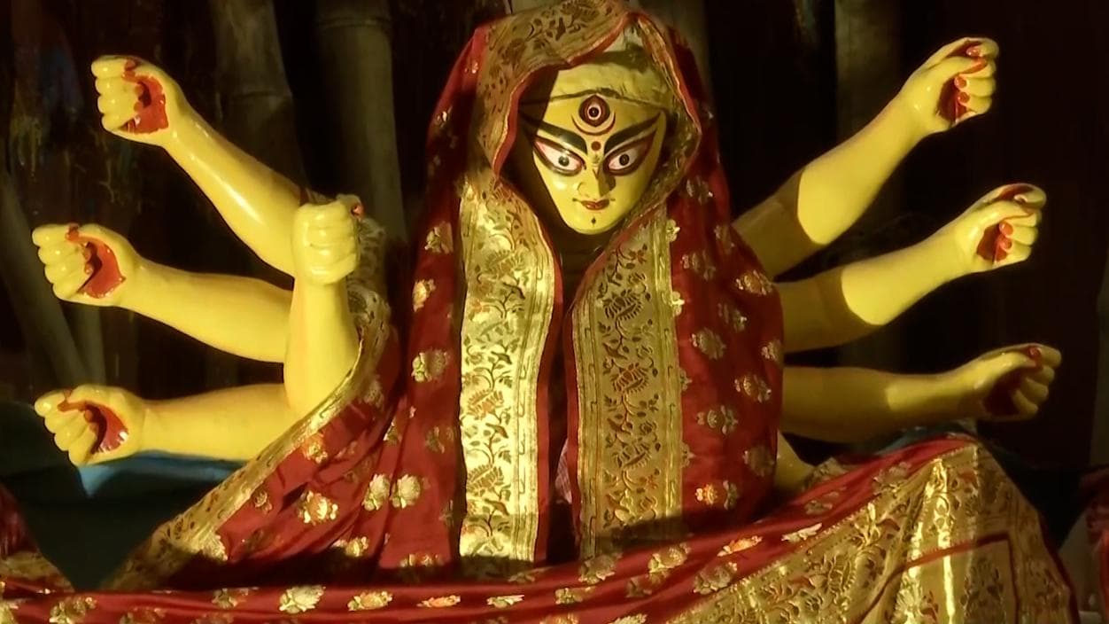 Durga Pooja 2021: कोलकाता के पंडाल में मां दुर्गा को पहनाई 1.5 लाख की सोने की साड़ी