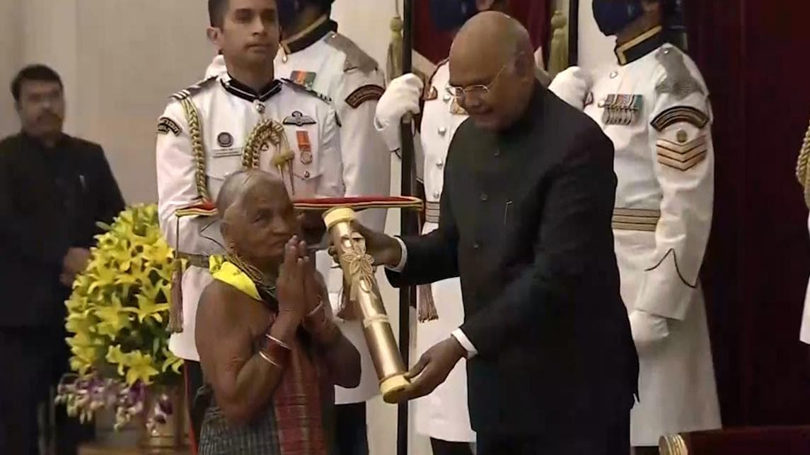 Padma Award : আটপৌরেভাবে শাড়ি পরে, খালি পায়ে পদ্মশ্রী পুরস্কার নিলেন ‘বনের এনসাইক্লোপিডিয়া’ তুলসী গৌড়া