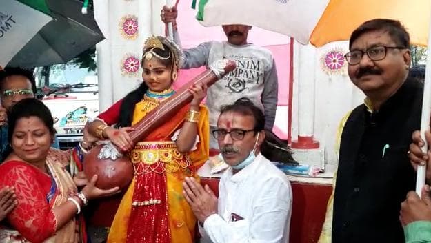 Bidhannagar: ঘরবন্দী শিশুদের স্কুলে ফেরাতে অভিনব উদ্যোগ বিধাননগরে, পেন-পেন্সিল বিলি করলেন তৃণমূল নেতা