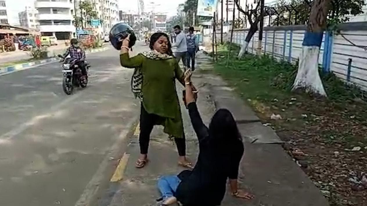 Viral Video: পিছু নিয়ে স্বামীর পরকীয়া ধরলেন স্ত্রী, স্বামীর প্রেমিকাকে ধরাশায়ী করলেন হেলমেটের ঘায়ে 